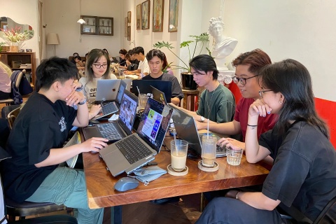Kiep nan kho ngo khi om laptop di ca phe tranh nong o TP.HCM hinh anh