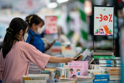 Nguoi Viet chi tien mua sach mot nam khong bang mot bat pho hinh anh