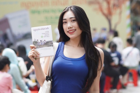 Xep hang gan 5 tieng xin chu ky nha van Nguyen Nhat Anh hinh anh