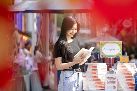 Duong sach TP.HCM nhon nhip truoc them Tet Binh Ngo hinh anh