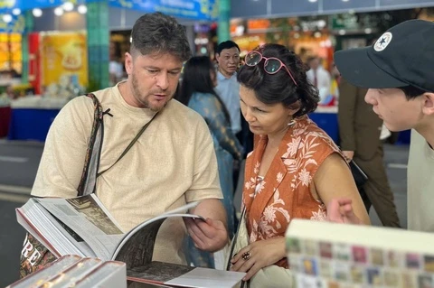 Khach quoc te chuong sach lich su Viet Nam tai Duong sach Tet hinh anh