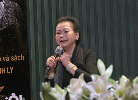Danh ca Khanh Ly 'vuot cua tu' hinh anh