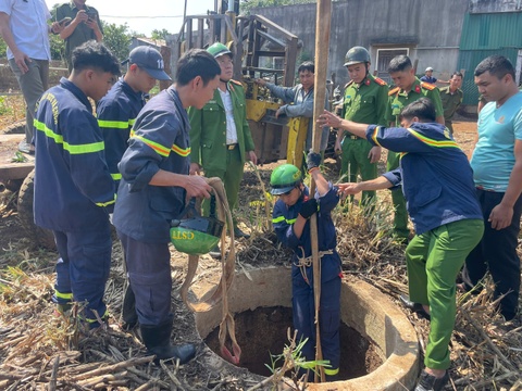 Cong an giai cuu be trai roi xuong gieng sau hun hut o Dak Lak hinh anh
