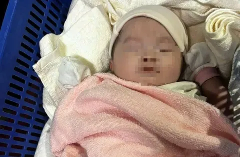 Be so sinh bi bo roi truoc cong nha dan kem thu tay 'con la sinh vien' hinh anh