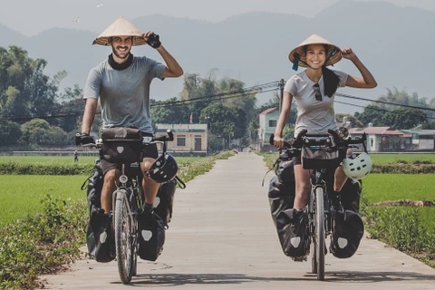 Cap vo chong gay chu y dac biet khi dap xe tu Phap ve Viet Nam hinh anh