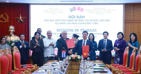 Viet Nam - Cuba xuat ban tuyen tap Fidel Castro hinh anh