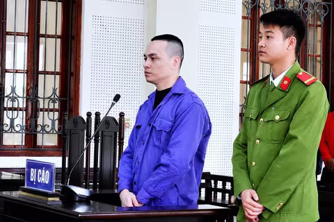 Cha bat khoc, nghen long hoi con: 'Sao khong lam nghe chan chinh' hinh anh