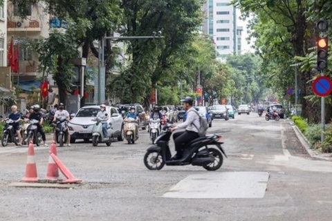 Ha Noi phan luong giao thong phuc vu thi cong cac du an chong ngap hinh anh