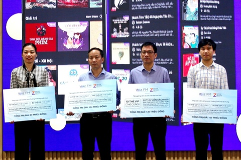 345 thẻ VIP đọc sách và 4 thư viện sách nói được tặng cho học sinh Huế