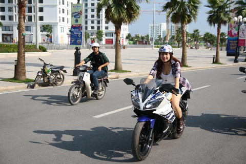 Hình ảnh những cô gái chạy xe côn tay không quá xa lạ. Ảnh: Linh Kun.