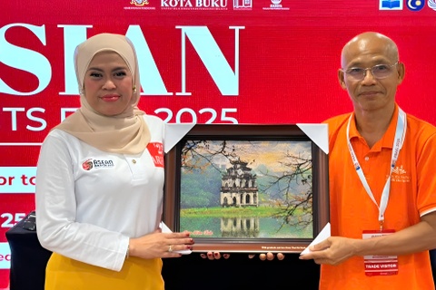Dai dien Viet Nam tham du Hoi sach Malaysia 2025 hinh anh