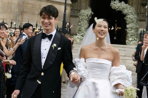 Ben trong tiec cuoi xa hoa cua hau due gia toc Givenchy hinh anh