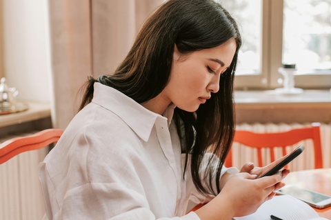 He qua it ai de y khi dung dien thoai moi ngay hinh anh