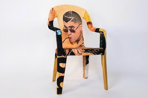 Bo ba ghe nhua in mat Bad Bunny gay chu y hinh anh