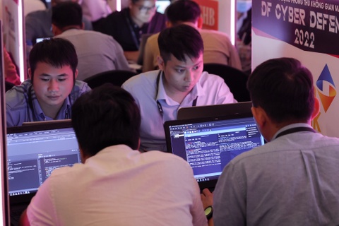 200 chuyen gia dien tap tim lo hong, tan cong he thong ngan hang hinh anh