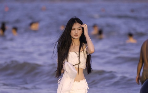 Nườm nượp 'giải nhiệt' ở biển Bãi Cháy