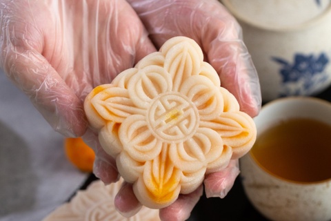 Them cach an banh deo Trung thu kho tin: Nuong chay vo hinh anh