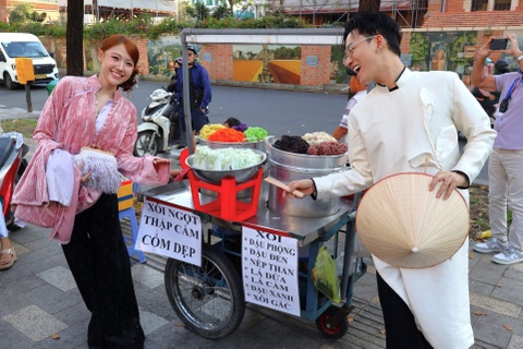 Kin 'nang tho' chup anh Tet voi xe xoi truoc Buu dien TP.HCM hinh anh