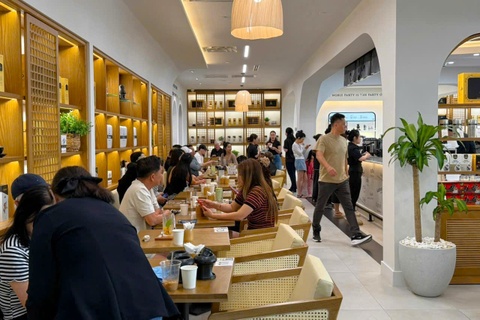 Cua hang ca phe moi cua ong Dang Le Nguyen Vu tai My hinh anh