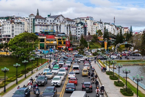 Da Lat dieu tiet giao thong khi san bay Lien Khuong tam dong cua hinh anh