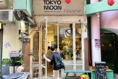 Quan ca phe o TP.HCM quy dinh 'chi ngoi mot tieng' truoc ngay dong cua hinh anh