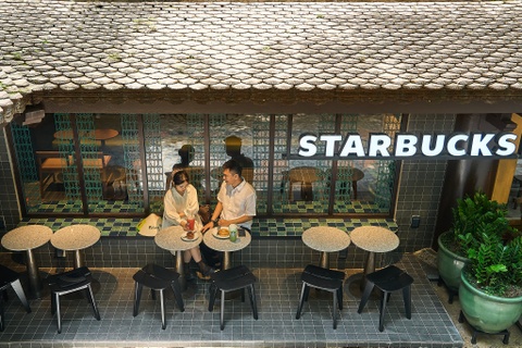 Starbucks mo cua hang thu 2 tai ben thuyen Trang An hinh anh