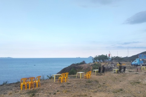 Dẹp bàn ghế ngồi ăn uống, ngắm cảnh sát mép vực ở Nha Trang