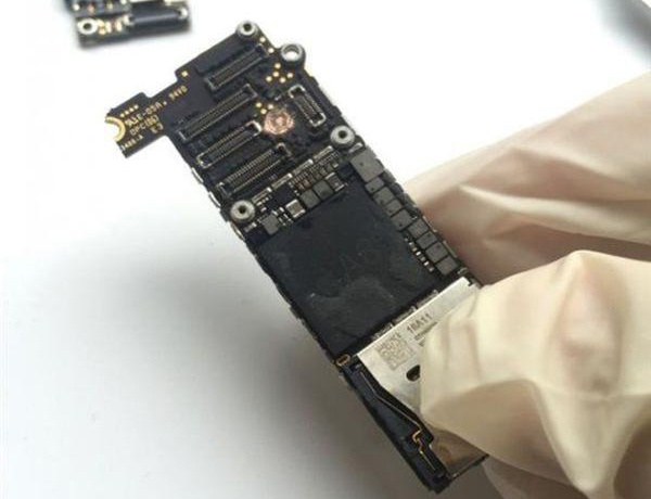 Quy trình biến iPhone cũ nát thành hàng mới 99% | Znews.vn