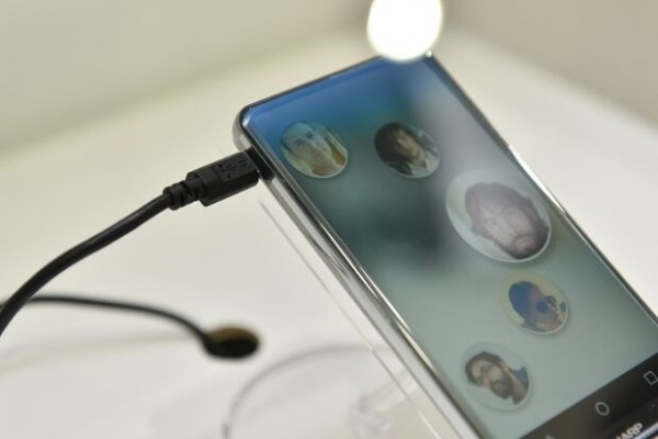 Smartphone khong vien cua Sharp anh 2
