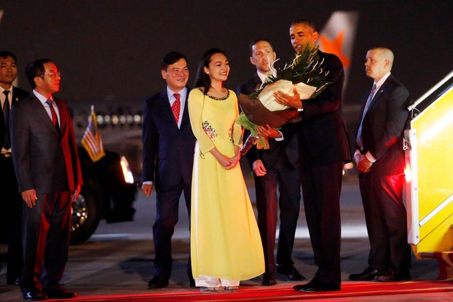 Co gai tang hoa ong Obama anh 1