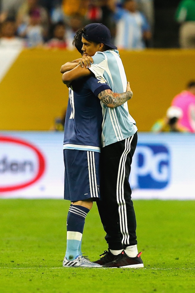 Fan cuồng Messi quỳ xuống xin chữ ký thần tượng - Bóng đá ...