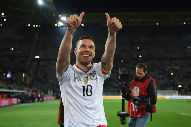 Cầu thủ Lukas Podolski cũng có thông báo giải nghệ