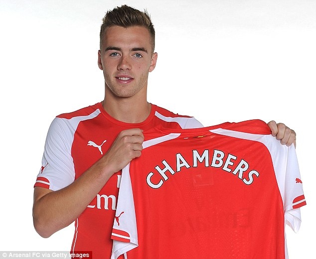 Chambers chính thức ra mắt Arsenal. Ảnh: Daily Mail.