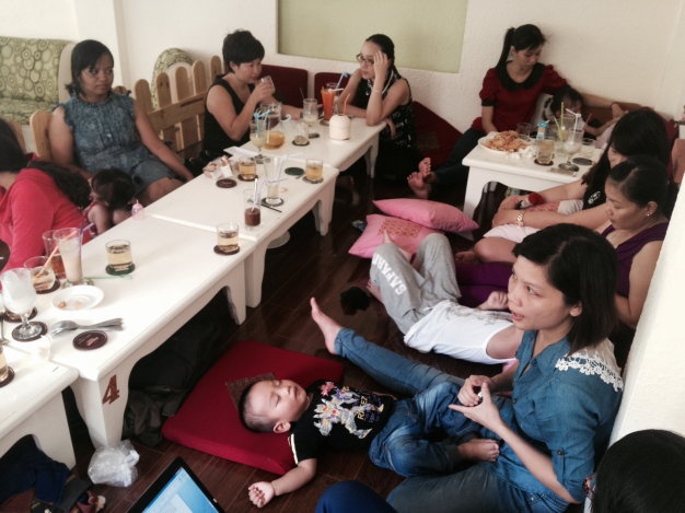 Buổi gặp mặt của nhóm các bà mẹ đơn thân tại một quán cà phê ở Q.Bình Thạnh, TP.HCM.