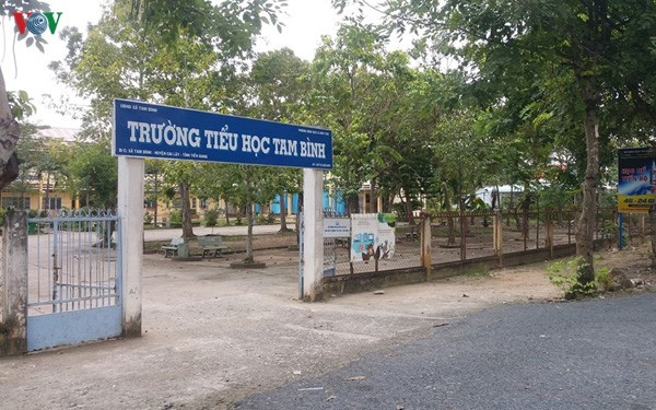 hoc sinh lop 4 khong biet doc anh 2