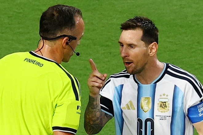 Messi nổi n&oacute;ng với trọng t&agrave;i | Znews.vn