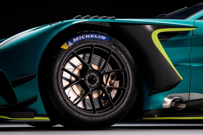 Chi tiết xe đua Aston Martin Vantage GT3 2024