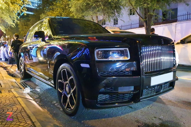 Rolls-Royce Cullinan mang biển số triệu USD lăn bánh tại Việt Nam