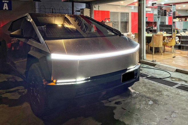 G-Dragon đi Tesla Cybertruck đến sân bay