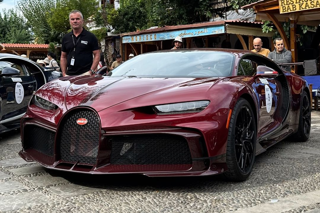 Cặp đôi Bugatti Chiron gây tai nạn liên hoàn tại Morocco