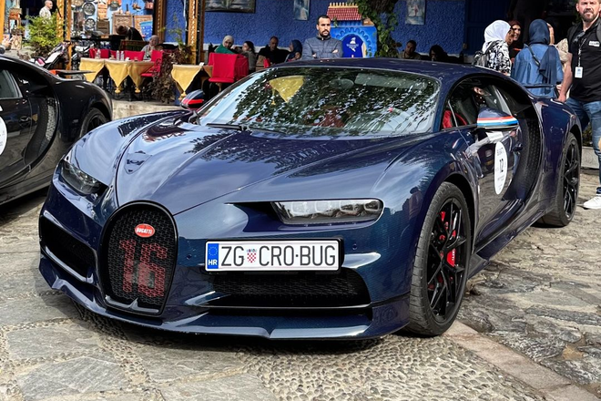 Cặp đôi Bugatti Chiron gây tai nạn liên hoàn tại Morocco