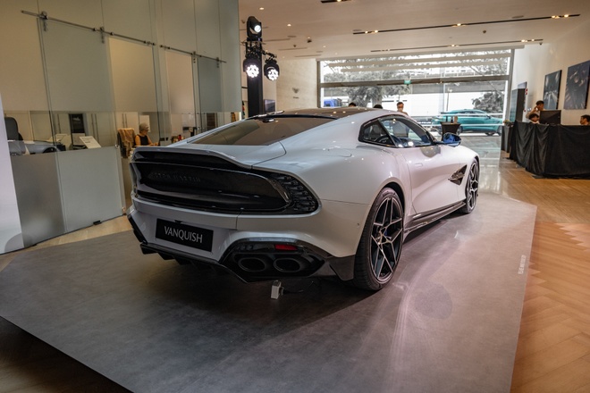 Siêu xe Aston Martin Vanquish có giá hơn 1,64 triệu USD tại Singapore