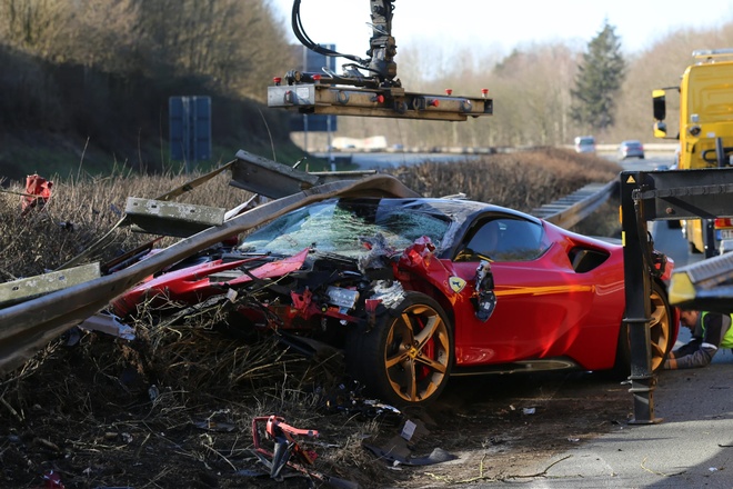 Siêu xe Ferrari SF90 Stradale vỡ nát đầu khi lái thử | Znews.vn