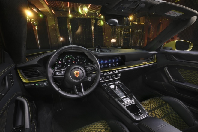 Nhu cầu nâng cấp nội thất cho xe Porsche 911 đang ngày càng trở nên phổ biến