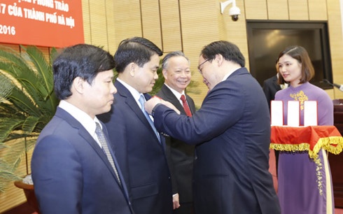 Chu tich Ha Noi nhan Huan chuong Lao dong anh 1
