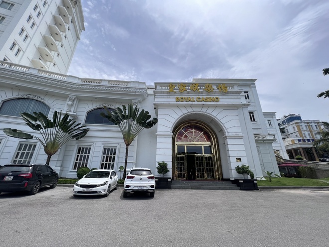 Interieur van een modern casino met speelautomaten