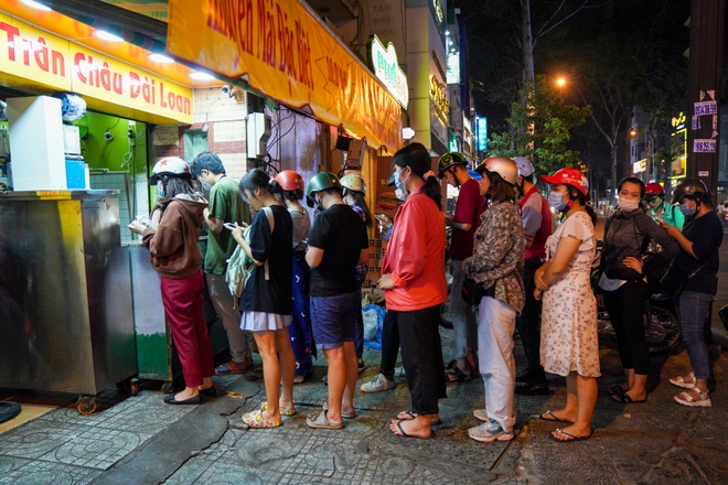 Tiệm trà sữa ở TP.HCM chỉ bán cho khách xếp hàng - Đời sống
