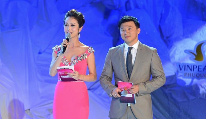  Hai MC của đêm chung kết là Jennifer Phạm và Khắc Nguyện.