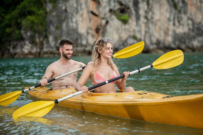 Dừng chèo thuyền kayak trên đảo Cát Bà - Địa điểm du lịch