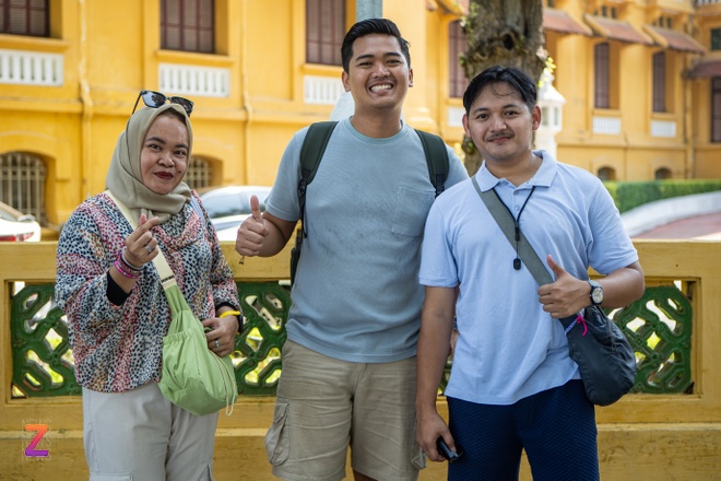 Nhóm du khách Malaysia check-in đường Độc Lập, đối diện Lăng Chủ tịch Hồ Chí Minh, ngày 2/8. Ảnh: Châu Sa.